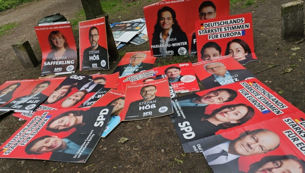Wahlplakate entfernt, zerstört und in den Wald geworfen